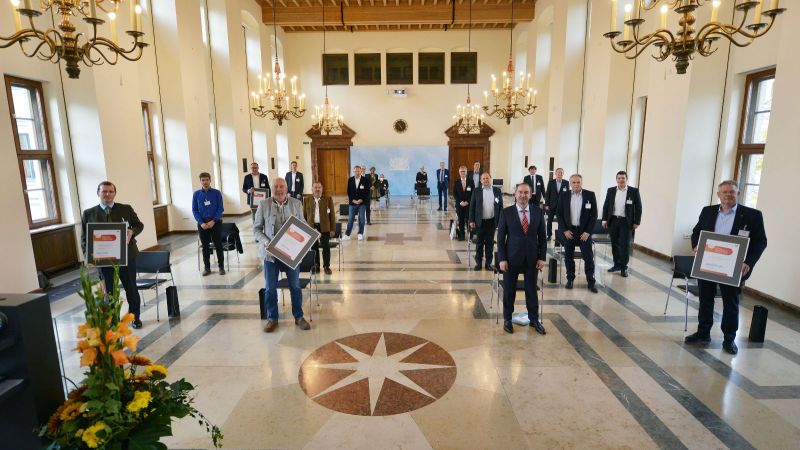 Das Bild zeigt die Gewinner des Bayerischen Energiepreises mit den Gewinner-Urkunden in der Hand. 