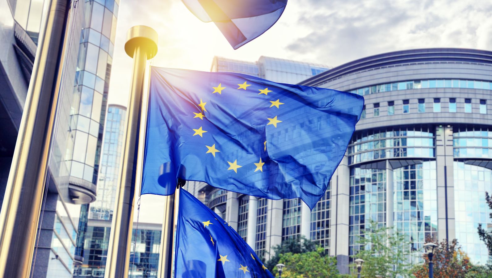 Das Bild zeigt eine wehende EU-Flagge vor der EU-Kommission.