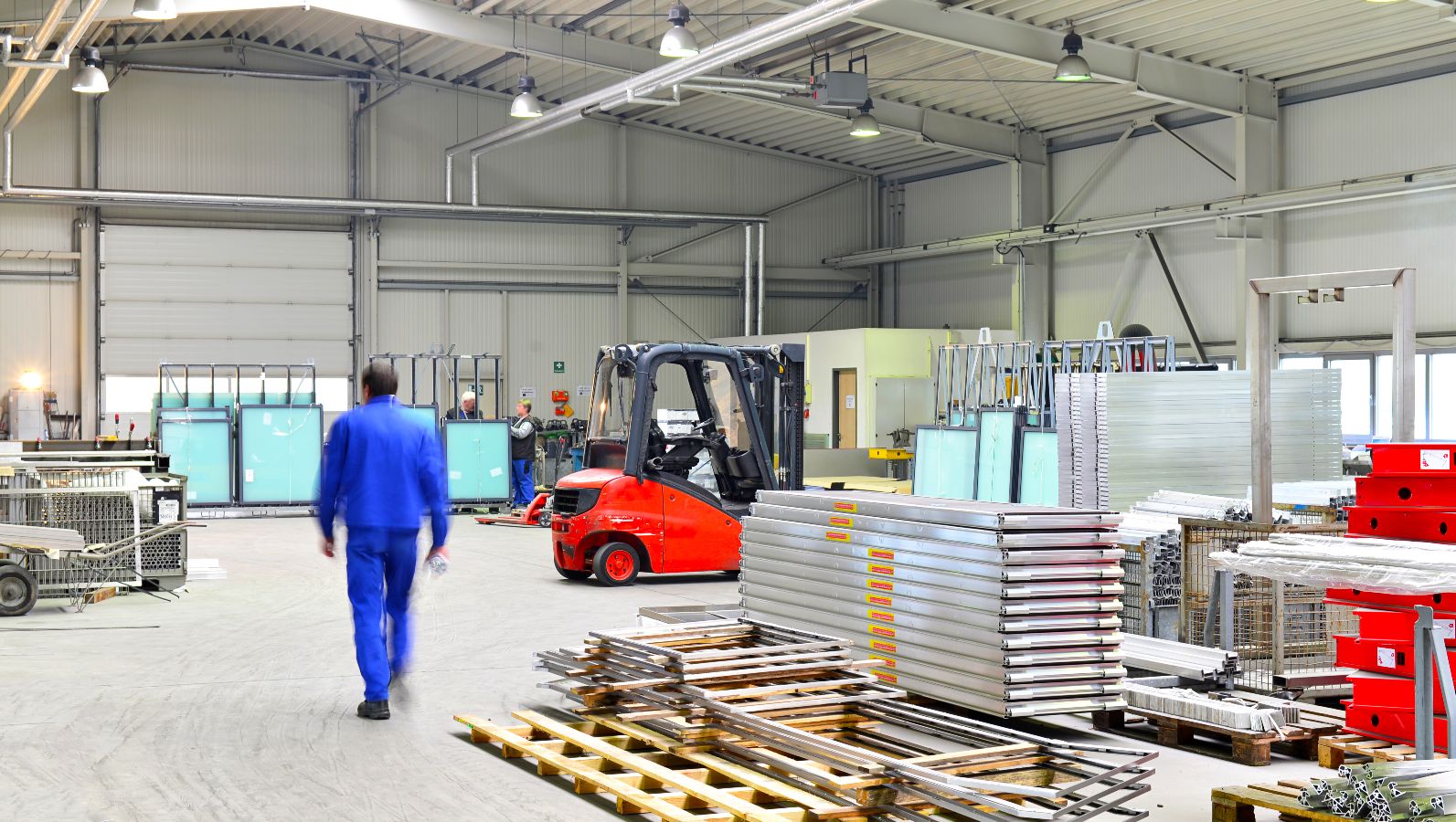 Das Foto zeigt einen Arbeiter in der Produktionshalle eines Stahlherstellers. 