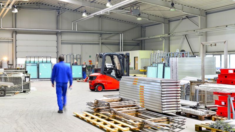 Das Foto zeigt einen Arbeiter in der Produktionshalle eines Stahlherstellers. 