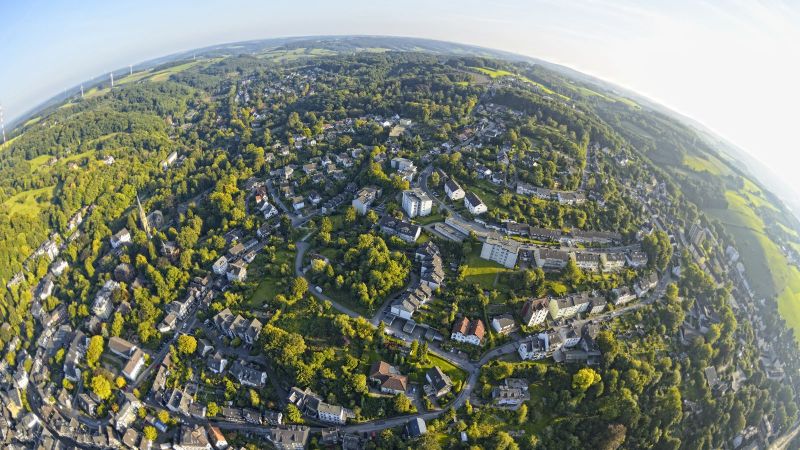 Das Bild zeigt eine von Grün umgebene Landschaft von oben. 