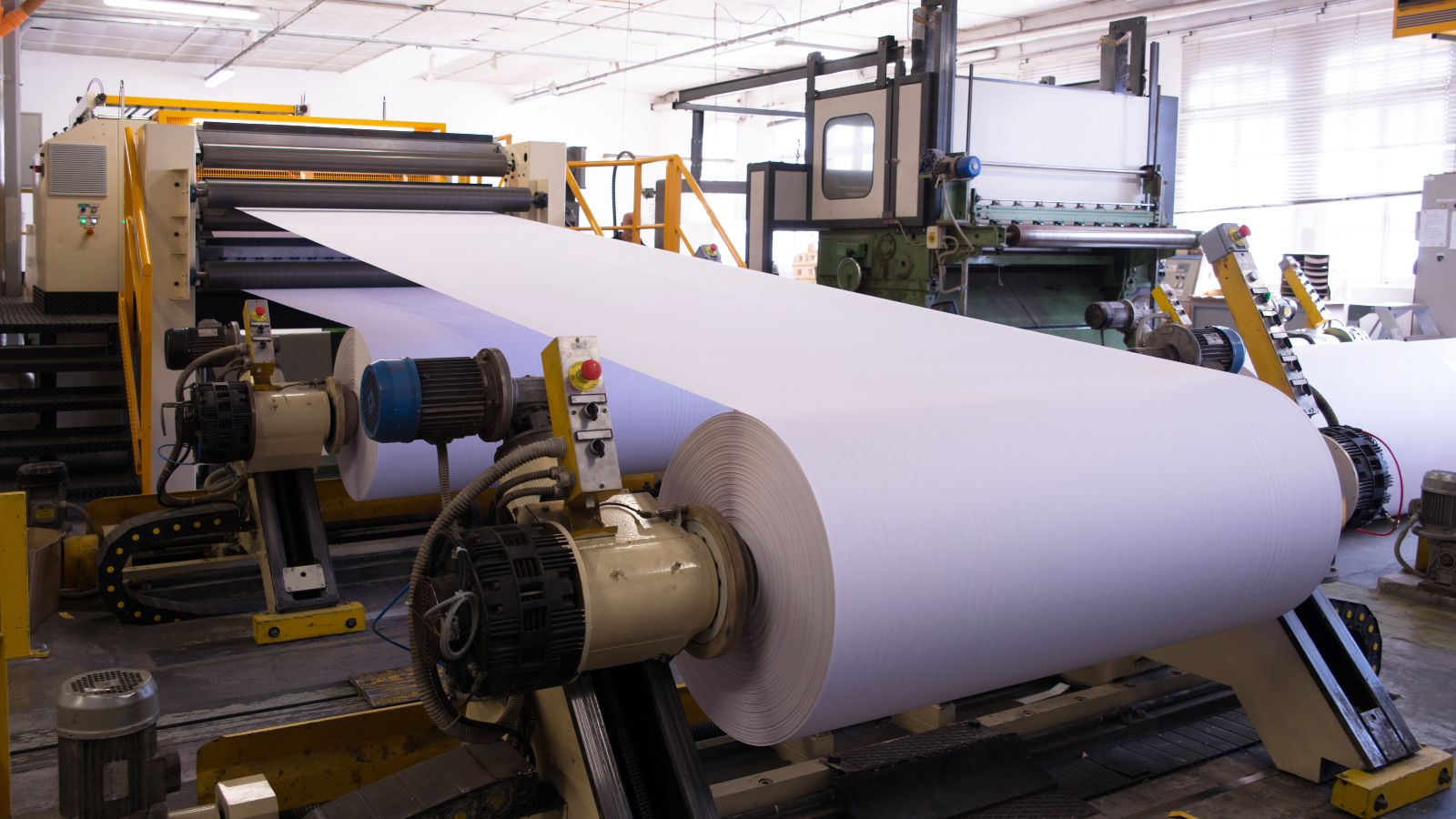 Das Bild zeigt das eine Papier-Produktionsmaschine. 