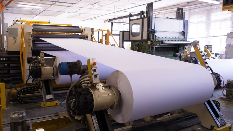 Das Bild zeigt das eine Papier-Produktionsmaschine. 
