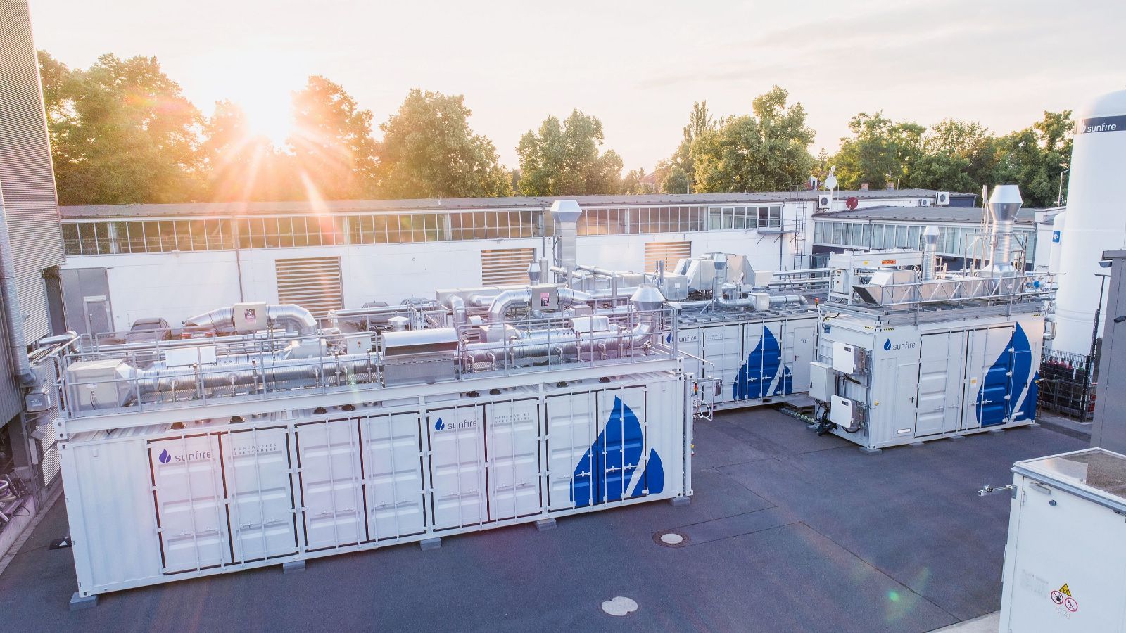 Das Bild zeigt Hochtemperatur-Elektrolyseure des P2X-Partners Sunfire.