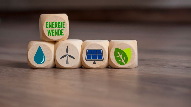 Das Bild zeigt Holzwürfel, auf denen Symbole für die Energiewende abgebildet sind, auf dem obersten steht auch das Wort 