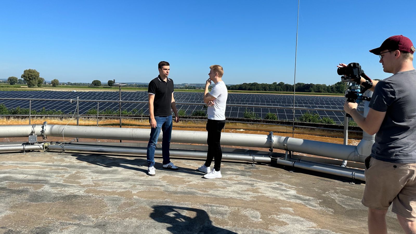 Das Bild zeigt Simon Lechner und Doktor WhatsOn im Gespräch.