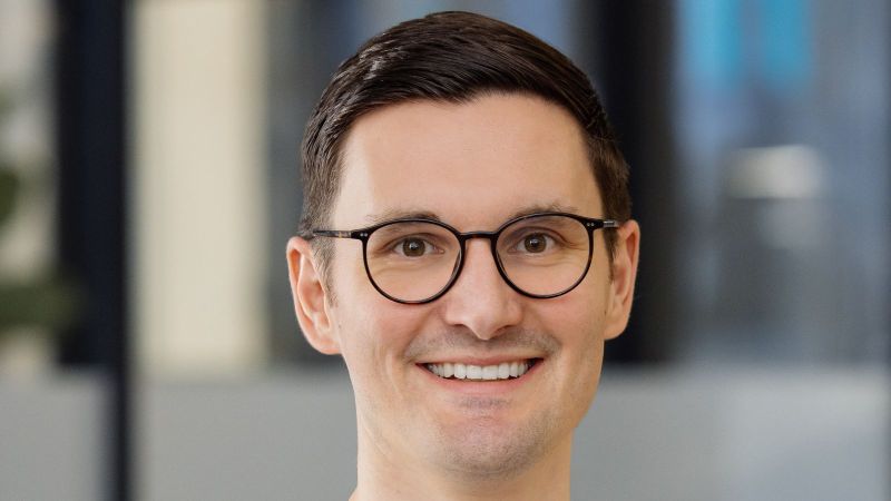 Das Bild zeigt Dr. Guido Schroer, der das P2X-Satellitenprojekt Power2Polymers leitet.