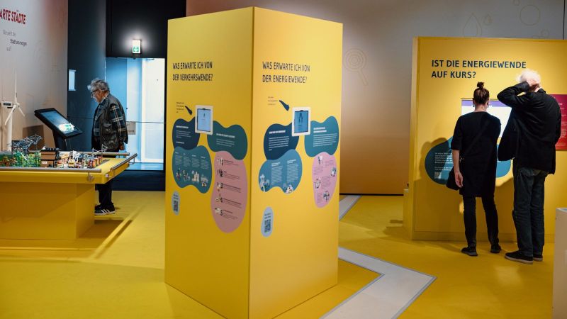 Das Bild zeigt Menschen in dem Ausstellungsbereich der MS Wissenschaft, wo der Ariadne-Transformation-Tracker ausgestellt ist.