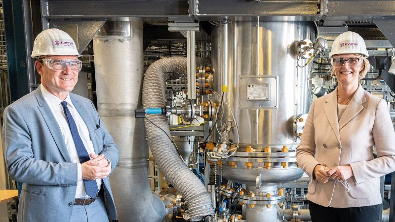 Das Bild zeigt die Bundesforschungsministerin Anja Karliczek und den Innovationsbeauftragten für Grünen Wasserstoff, Stefan Kaufmann, neben der Rheticus-Versuchsanlage in Marl.