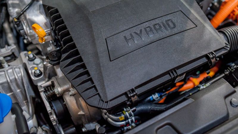 Das Bild zeigt das Innere eines Motorraums eines Autos, und auf dem Motor steht das Wort 