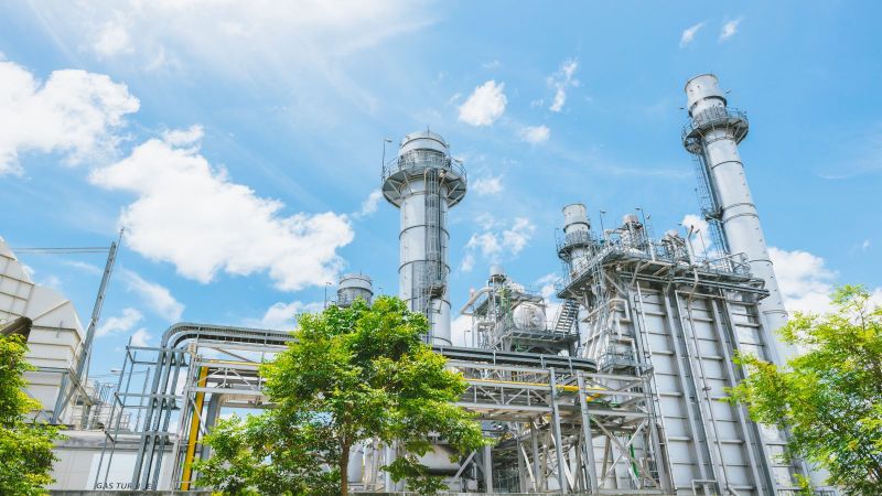 Das Bild zeigt ein begrüntes Industriegebäude.