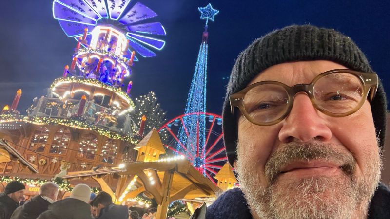 Das Bild zeigt Prof. Dr.-Ing. habil. Roland Dittmeyer, P2X, auf einem Weihnachtsmarkt.