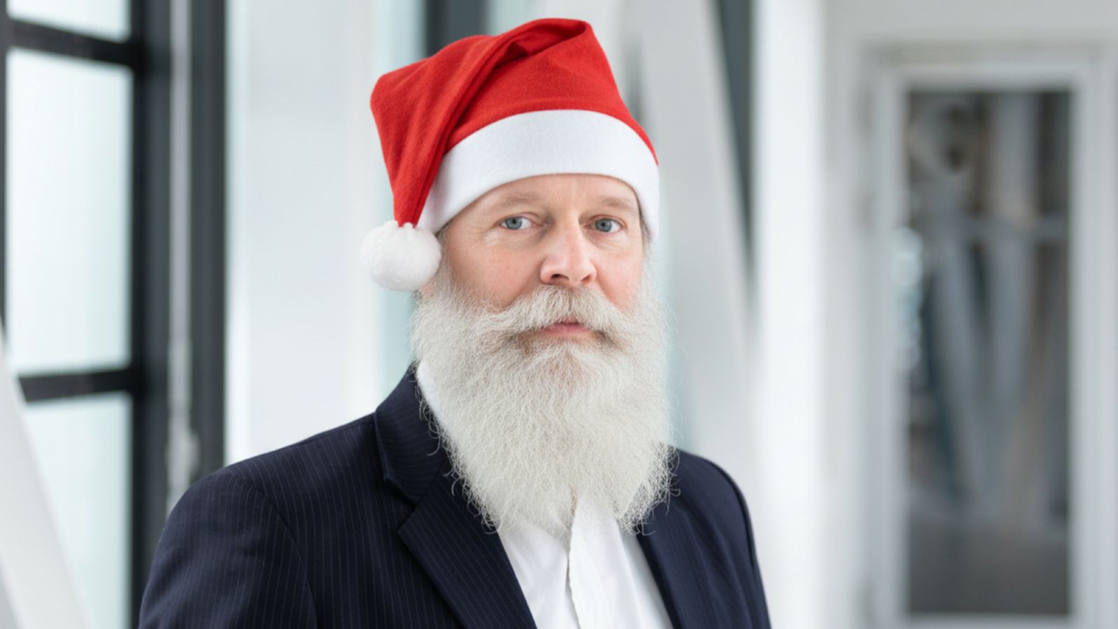 Das Bild zeigt Prof. Dr.-Ing. Alexander Sauer vom Projekt SynErgie mit Nikolausmütze und Rauschebart.