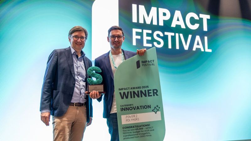 Das Bild zeigt Dr. Guido Schroer von Power2Polymers bei der Preisverleihung auf dem IMPACT FESTIVAL..