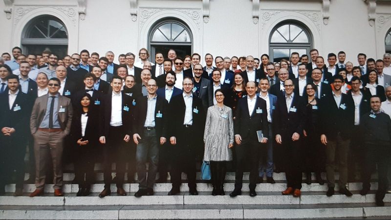 Das Bild zeigt die Teilnehmer des KickOff-Meetings beim Gruppenfoto.