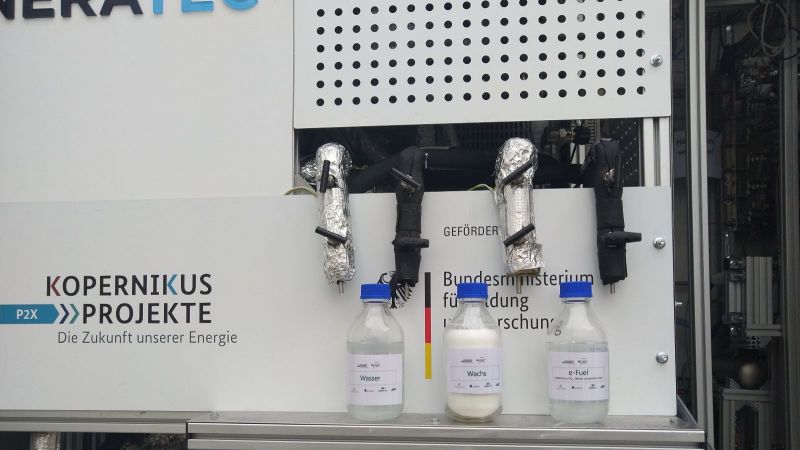 Das Bild zeigt die Luft-zu-Kraftstoff-Komplettanlage in Karlsruhe.