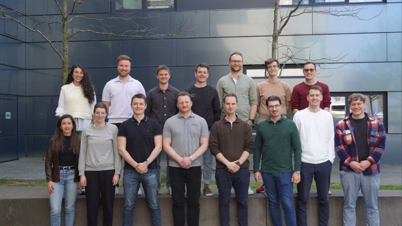 Das Bild zeigt eine Gruppe von jungen Menschen, die in die Kamera lächeln.