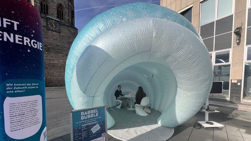 Das Bild zeigt die Babbel Bubble bei ihrem Einsatz in Halle. Zu erkennen sind zwei Personen im Inneren der Bubble.