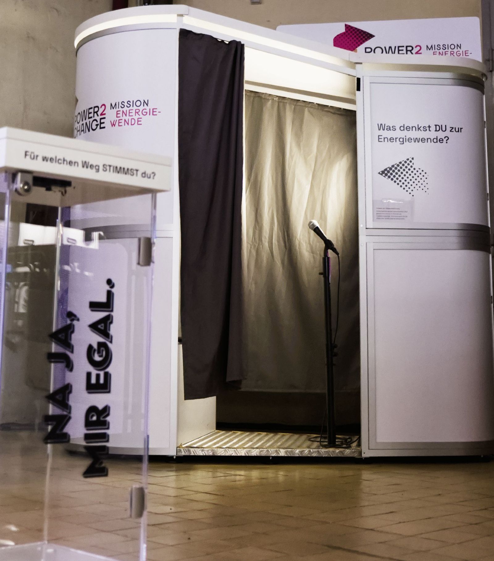 Das Bild zeigt ein Exponat der Ausstellung: eine Kabine, mit der Aufschrift 