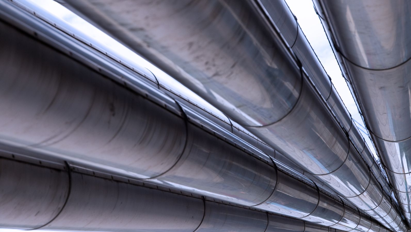 Das Bild zeigt Rohrleitungen.