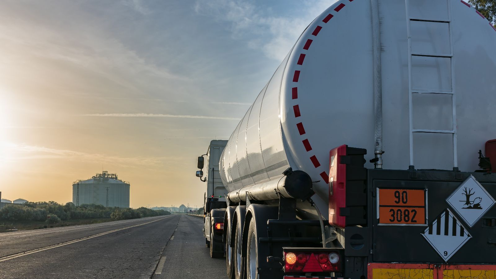Foto: ©M. Perfectti - stock.adobe.com Das Foto zeigt einen Tank-LWK, der über eine Straße in Richtung eines Gaskraftwerks fährt.