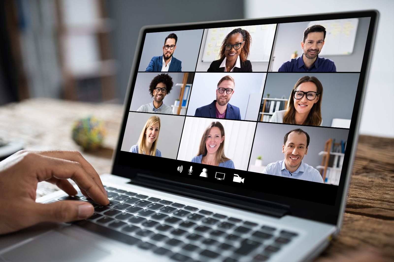 Das Bild zeigt eine Online-Konferenz auf einem Laptop.