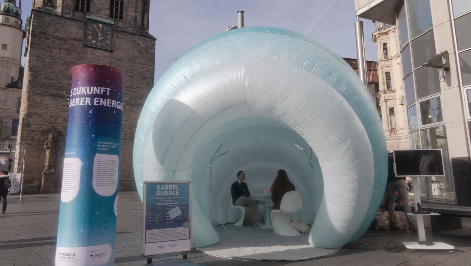 The picture shows the Kopernikus dialogue room in action in the city of Halle/Saale in Germany.