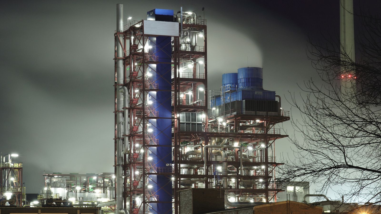 ©Thorsten Frisch – stock.adobe.com Zu sehen ist eine beleuchtete Chemiefabrik bei Nacht.