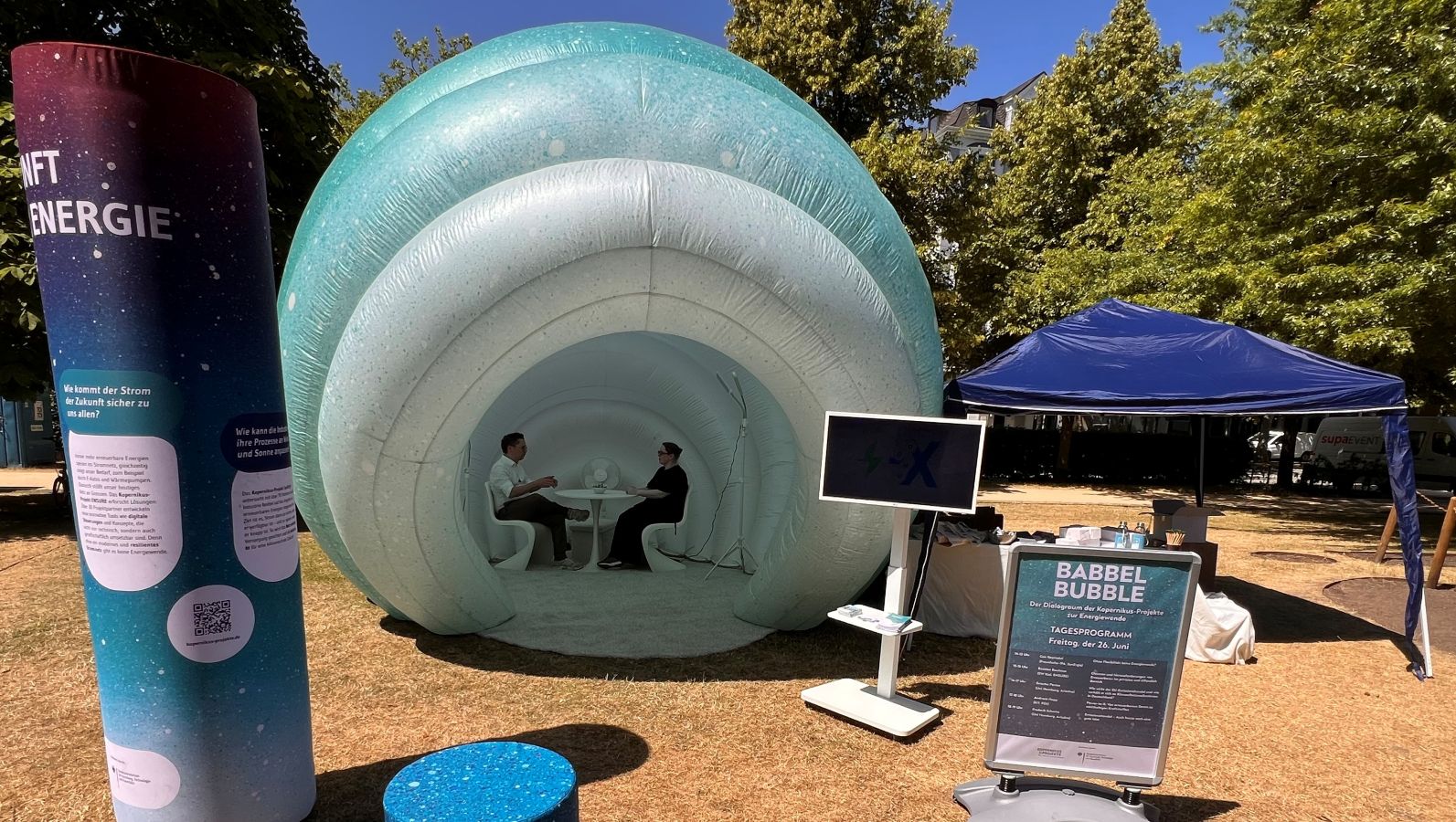 Zu sehen ist die Bubble Babbel bei ihrem Einsatz in Halle, während im Inneren des Dialograums gerade zwei Menschen im Gespräch sitzen.