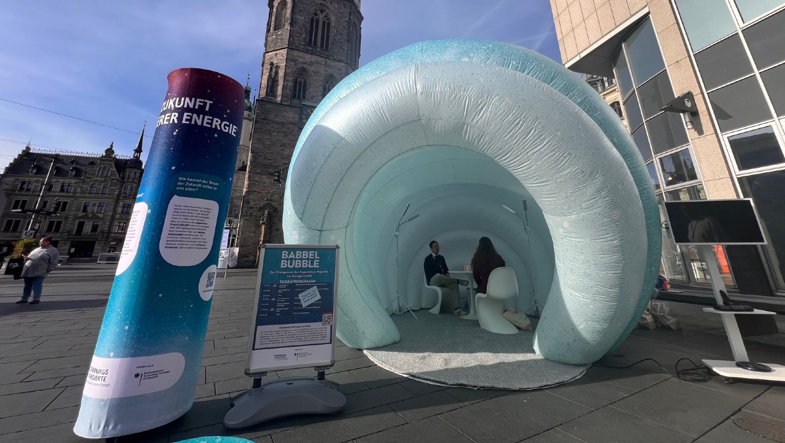 Zu sehen ist die Bubble Babbel bei ihrem ersten Einsatz in Halle, während im Inneren des Dialograums gerade zwei Menschen im Gespräch sitzen.
