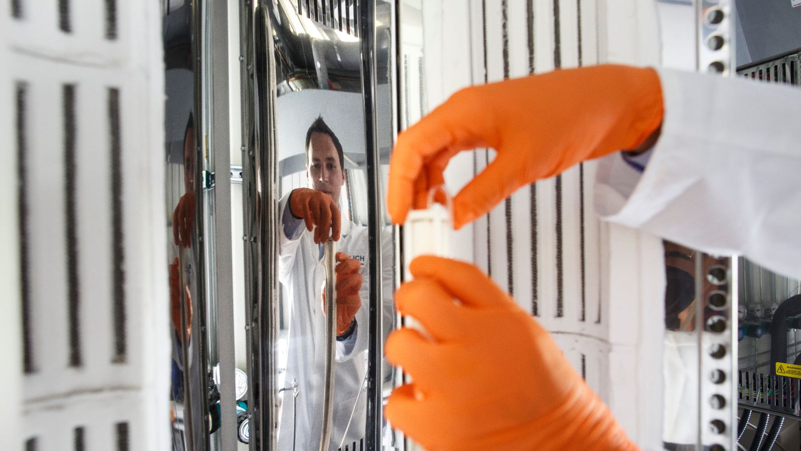 Das Bild zeigt einen Wissenschaftler, der am Forschungszentrum Jülich im Bereich Elektrolyse arbeitet. 