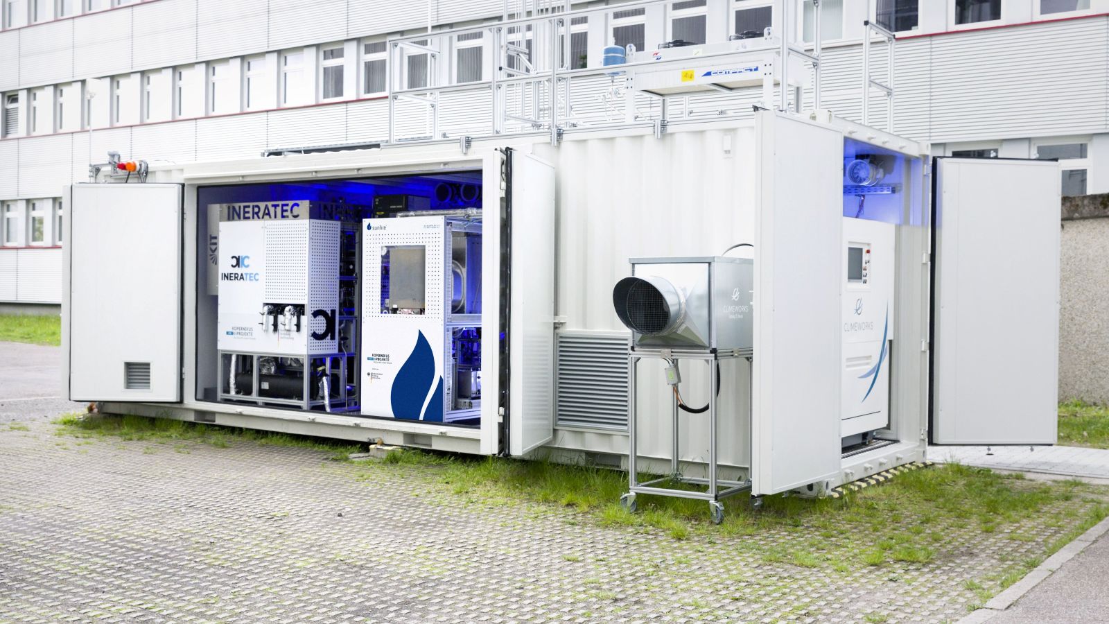 Das Foto zeigt eine Luft-zu-Kraftstoffanlage auf dem Gelände des KIT in Karlsruhe. 