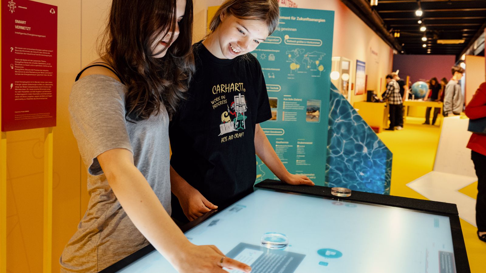 Ilja C. Hendel / Wissenschaft im Dialog Auf dem Foto zu sehen sind zwei Mädchen, die am ENSURE-Exponat auf der MS Wissenschaft ein Spiel ausprobieren.
