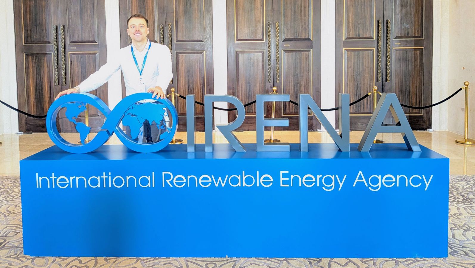 Das Bild zeigt Paul Fabianek bei IRENA in Abu Dhabi.