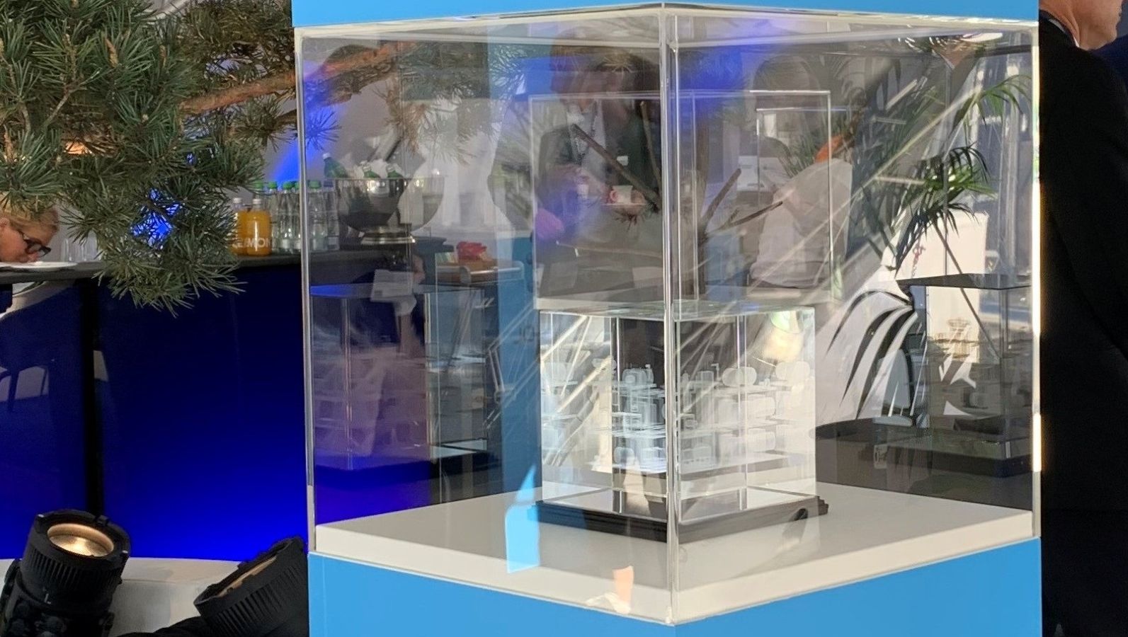 Das Bild zeigt ein Exponat des Kopernikus-Projektes P2X in einer Vitrine auf einer Eröffnungsfeier.