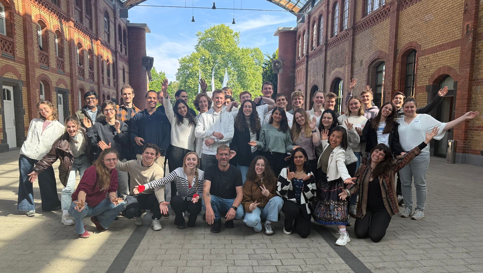 Das Bild zeigt eine Gruppenaufnahme aller Teilnehmenden der P2X-Sommerwerkstatt.