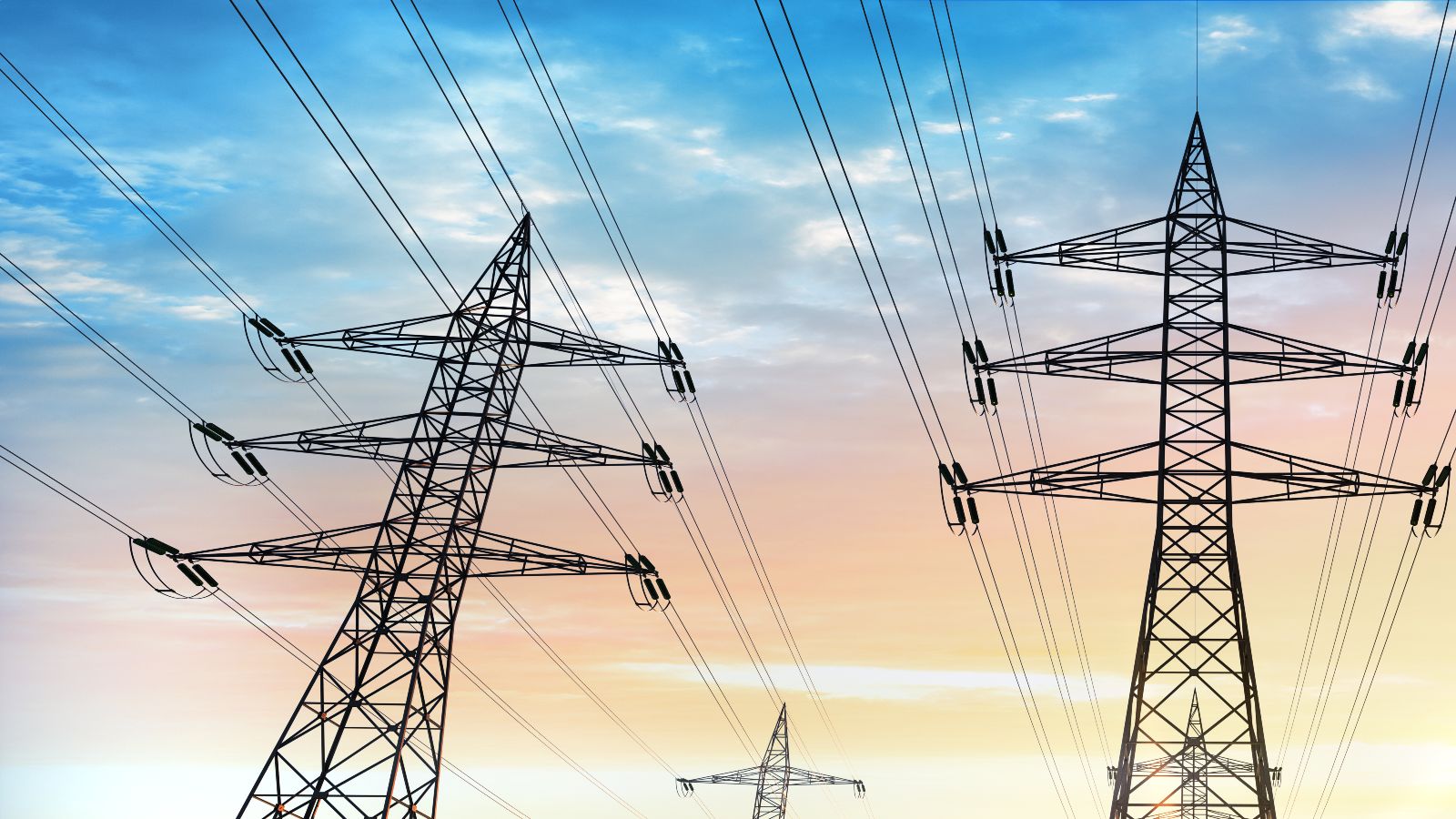 Das Bild zeigt Strommasten im Abendlicht.