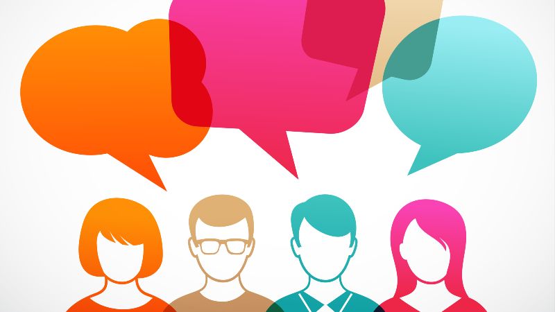 Die Grafik deutet vier Personen und Sprechblasen an.