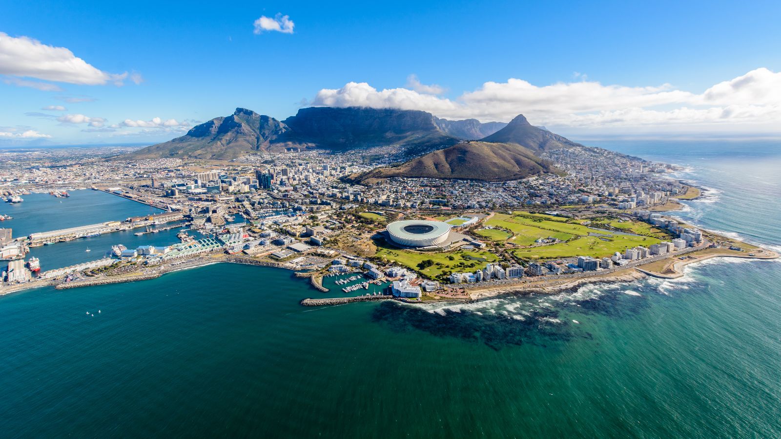 Das Bild zeigt eine Luftaufnahme von Kapstadt in Südafrika aus Meeressicht.