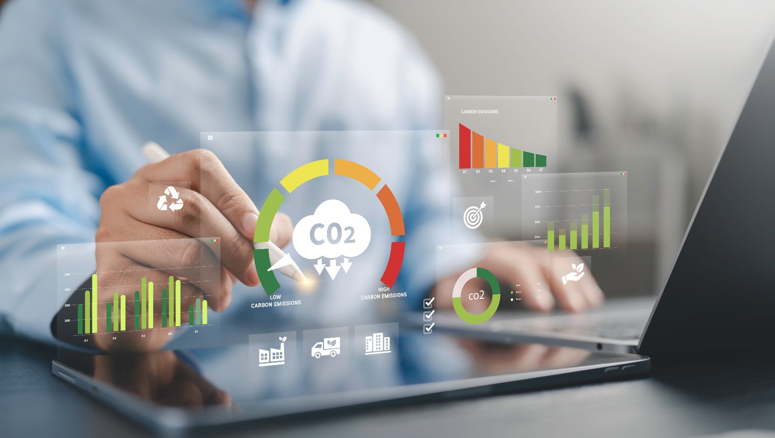 Das Bild zeigt Kalkulations-Symbole im Zusammenhang mit der CO2-Entnahme vor einer undeutlichen Person dahinter, die an einem Laptop arbeitet.