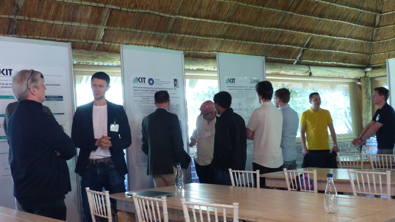 Das Bild zeigt diskutierende Menschen bei der Postersession beim P2X-Symposium in Kapstadt.