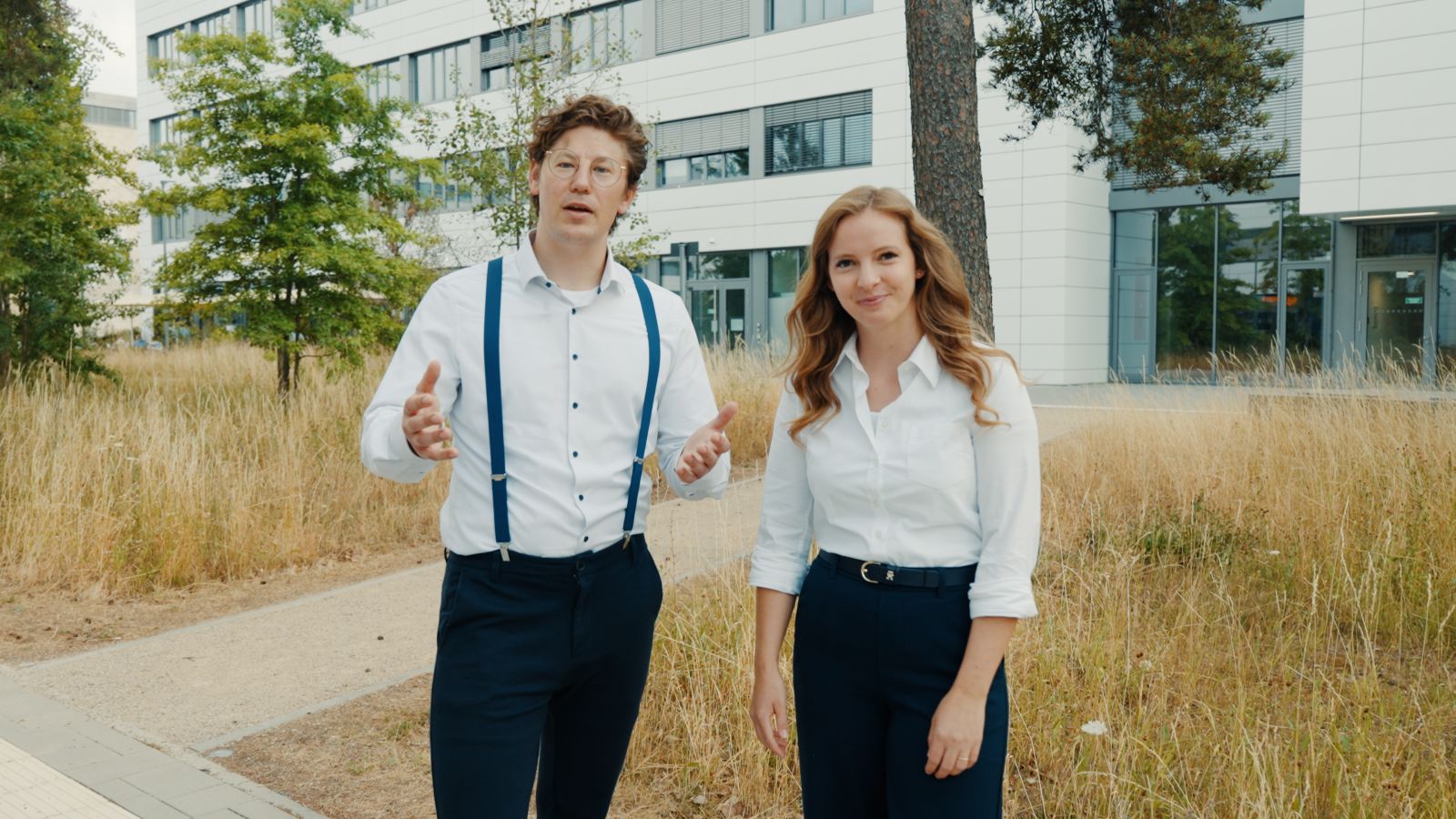 Das Foto zeigt die ENSURE-Forschenden Janick Meyer und Dr. Eva Buchta, die als Gastgeber der Videoreihe agieren.