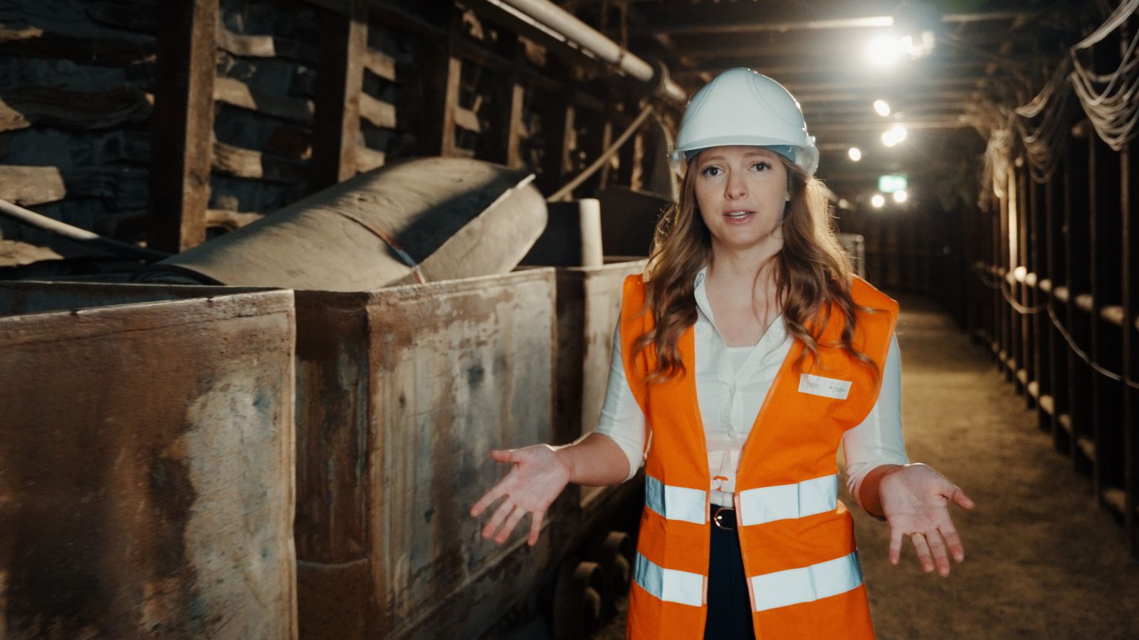 Das Foto zeigt die ENSURE-Forscherin Dr. Eva Buchta in Schutzweste und mit Helm unter Tage.