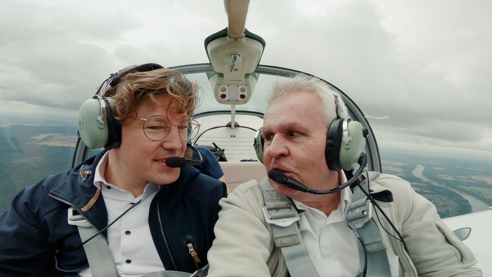 Das Foto zeigt den ENSURE-Forscher Janick Meyer (links) im Gespräch beim Rundflug.